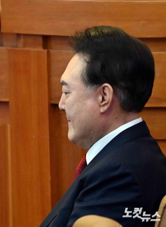 변론 시작 기다리는 윤석열