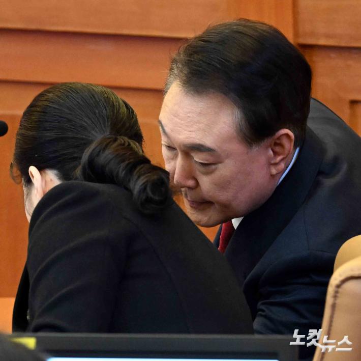 변호인단과 대화하는 윤석열