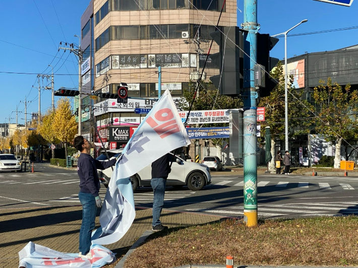 불법 현수막 철거. 경남도청 제공 