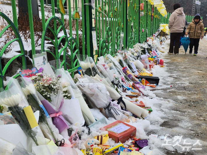 교사에 의해 목숨을 잃은 김하늘 양을 추모하는 학교 옆 공간에 놓인 추모 물품이 담장 끝까지 줄서 있다. 고형석 기자 