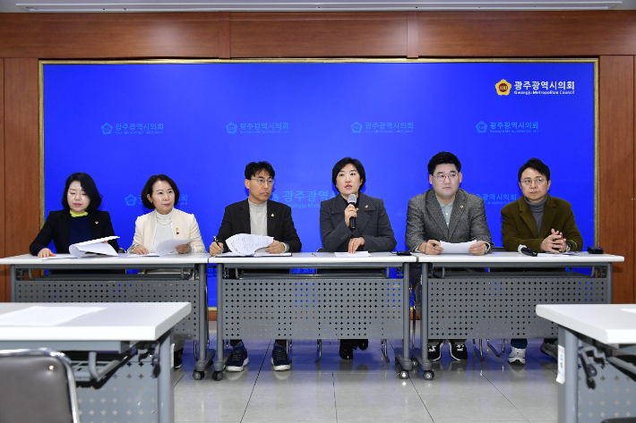 광주시의회 신수정 의장 등이 13일 시의회에서 중심상업지역 주거 용적률 완화를 담은 광주시 도시계획조례에 대한 시의회 입장을 발표하고 있다. 광주시의회 제공