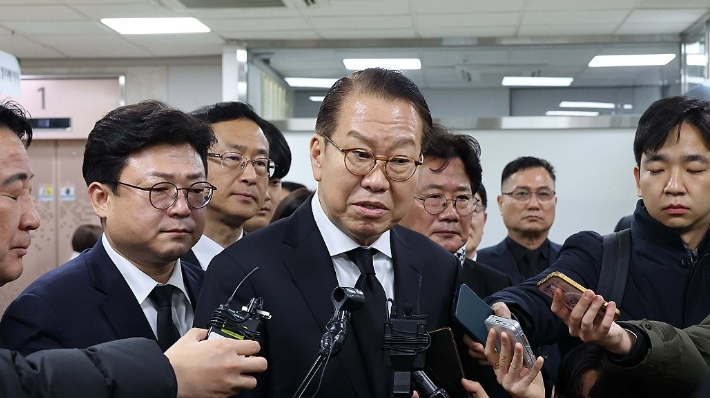 권영세 국민의힘 비상대책위원장이 12일 대전 건양대병원 장례식장에 마련된 김하늘 양 빈소를 찾아 조문하고 있다. 연합뉴스