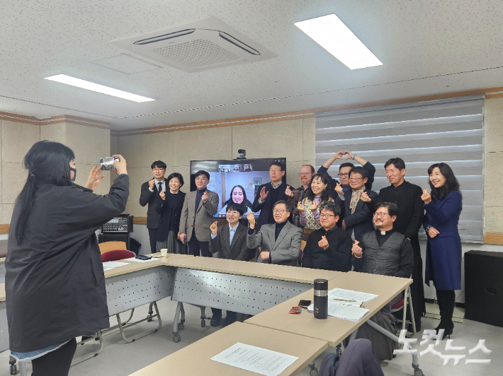 73회기 화해와통일위원회 위원들이 기념사진을 촬영하고 있다. 송주열 기자