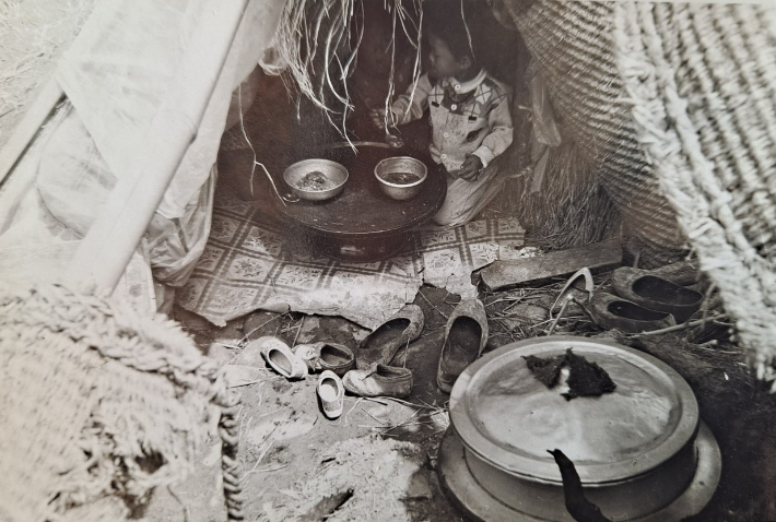 무덤 사이에서 가마니와 거적 등으로 임시 거처를 마련해 피난민처럼 생활한 개미마을 주민들. 주민대표 김창수(80)씨 제공 