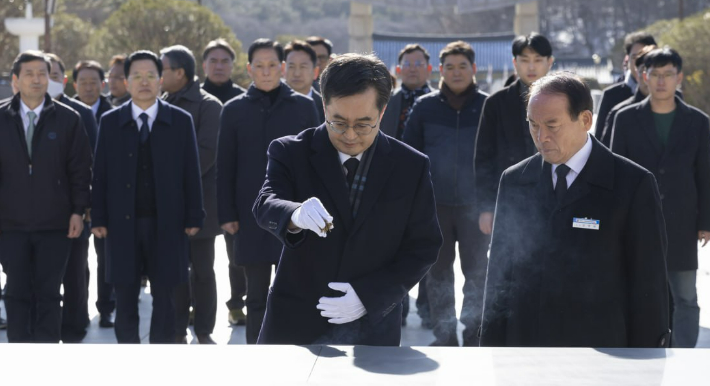 13일 김동연 경기도지사가 광주 국립 5·18 민주묘지를 참배했다. 경기도 제공