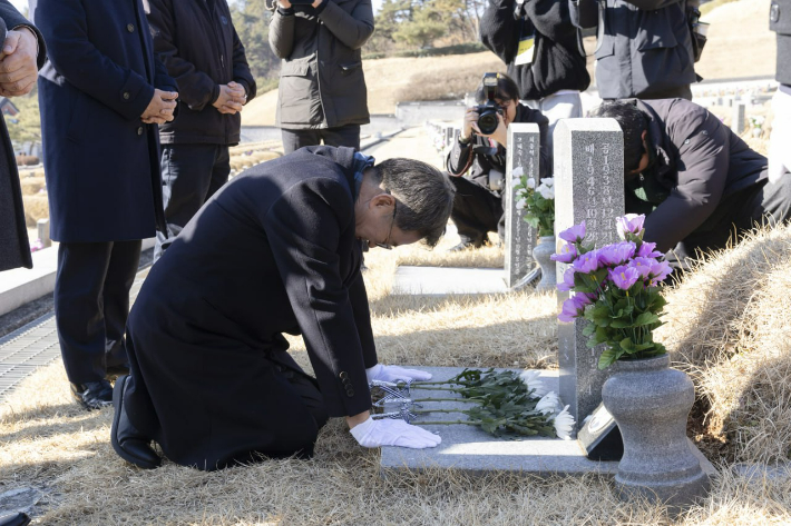 광주 국립 5·18 민주묘지에서 무릎 꿇고 애도하고 있는 김동연 지사의 모습. 경기도 제공