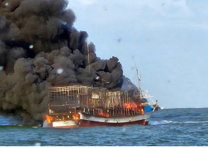 13일 오오전 8시39분쯤 전북 하왕등도 동쪽 4㎞ 해상을 지나던 부산 선적 34t급 근해통발 어선에 불이 나 5명은 구조됐고 6명은 수색 중이다. 사진은 화재 현장 모습. 연합뉴스