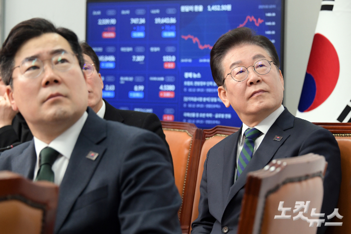 더불어민주당 이재명 대표와 최고위원들이 12일 서울 여의도 국회에서 열린 최고위원회의에서 김현 국민소통위원장의 활동 보고를 듣고 있다. 윤창원 기자