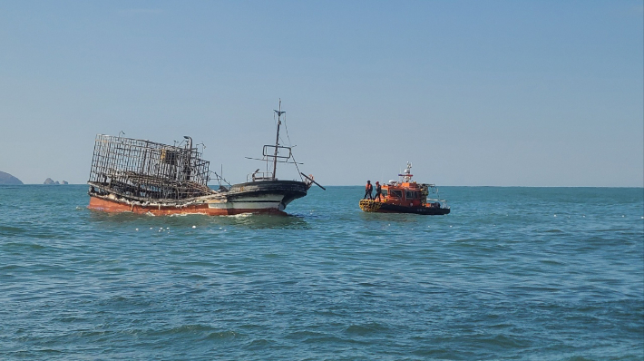 13일 오전 8시 39분께 전북 부안군 왕등도 인근 해상을 지나던 어선이 불탄 채로 해상에 떠 있다. 연합뉴스