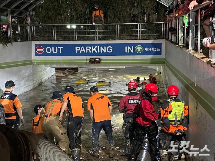힌남노 당시 침수된 아파트지하주차장에서 구조활동중인 소방당국. 김대기 기자