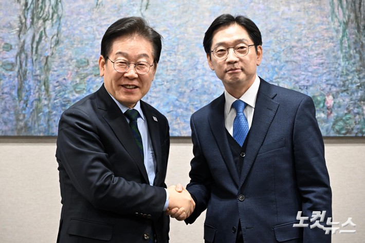 악수하는 이재명 대표-김경수 전 경남지사