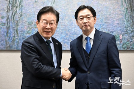 악수하는 이재명 대표-김경수 전 경남지사