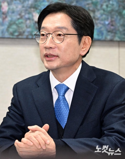 김경수 전 경남도지사가 13일 서울 여의도 국회에서 이재명 더불어민주당 대표와 만나 회동을 하고 있다. 이동근기자 foto@etnews.com