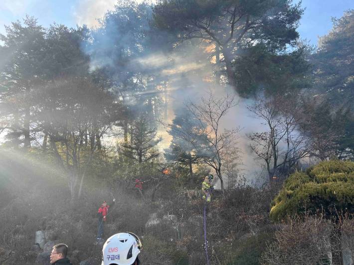 강원 동해안 지역에 건조·강풍 특보가 발효된 가운데 13일 오후 강릉시 주문진에서 주택화재로 비화된 산불이 30여분 만에 진화됐다. 강릉소방서 제공