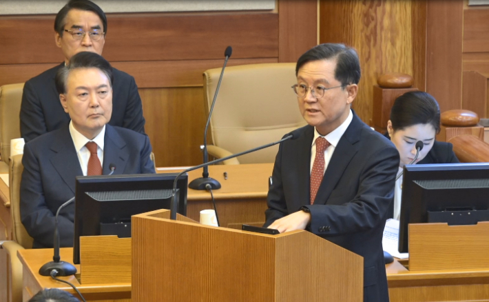 윤석열 대통령측 윤갑근 변호사가 13일 서울 종로구 헌법재판소에서 열린 윤 대통령 탄핵 심판 8차 변론에서 발언하고 있다. 헌법재판소 제공