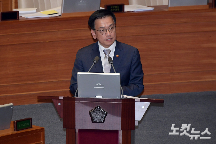13일 서울 여의도 국회에서 열린 제422회 국회(임시회) 제05차 본회의 경제분야 대정부질문에서 최상목 대통령 권한대행 부총리 겸 기획재정부 장관이 의원 질의에 답변을 하고 있다. 윤창원 기자