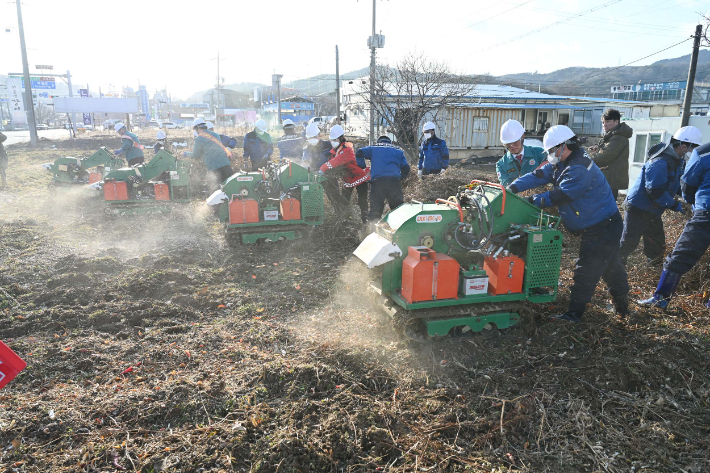 영농부산물을 파쇄하는 모습. 홍성군 제공