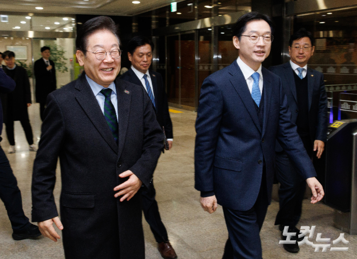 이재명 더불어민주당 대표, 김경수 전 경남도지사가 13일 오후 서울 여의도 국회에서 회동을 위해 이동하고 있다. 윤창원 기자