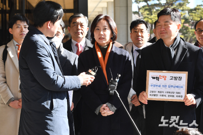 허은아 전 개혁신당 대표가 13일 오전 서울 서초구 서울중앙지방검찰청에 이준석, 천하람 의원을 부정부패 의한 업무상배임 혐의로 고발장을 접수하기 전 취재진의 질문에 답변하고 있다. 류영주 기자