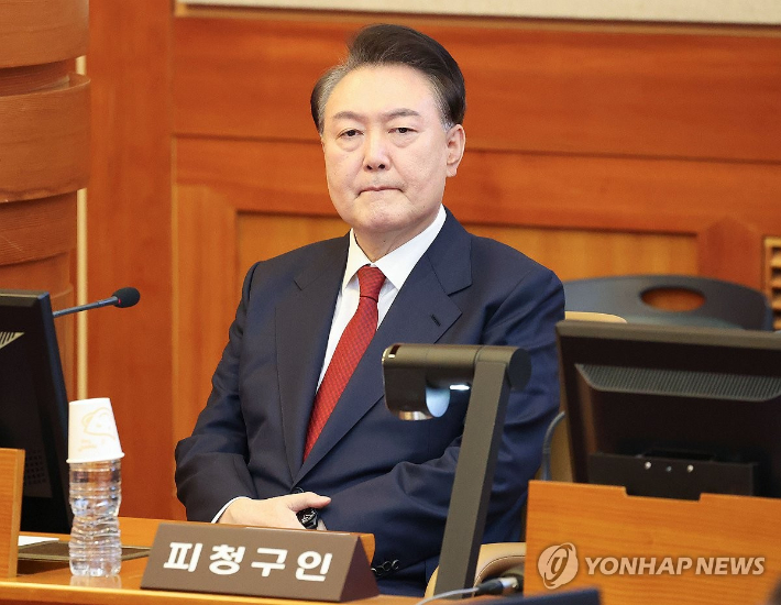 (서울=연합뉴스) 윤석열 대통령이 13일 서울 종로구 헌법재판소 대심판정에서 열린 윤석열 대통령 탄핵심판 8차 변론기일에 출석해 있다. 2025.2.13 [사진공동취재단] photo@yna.co.kr 연합뉴스