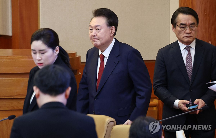 (서울=연합뉴스) 김인철 기자 = 윤석열 대통령이 13일 서울 종로구 헌법재판소 대심판정에서 열린 '윤석열 대통령 탄핵심판 8차 변론'에 출석해 자리로 향하고 있다. 2025.2.13 yatoya@yna.co.kr 연합뉴스