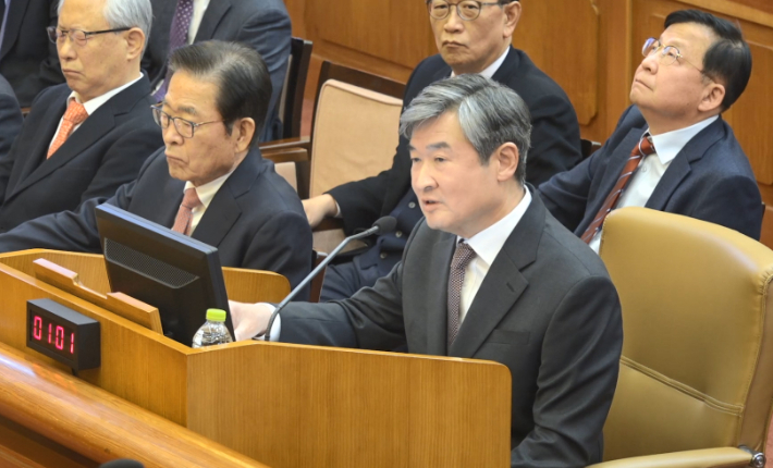 조태용 국가정보원장이 13일 서울 종로구 헌법재판소에서 열린 윤석열 대통령 탄핵 심판 8차 변론에 증인으로 출석해 답변하고 있다. 헌법재판소 제공