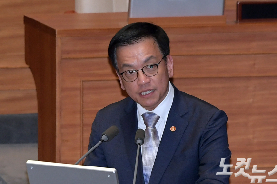 13일 서울 여의도 국회에서 열린 제422회 국회(임시회) 제05차 본회의 경제분야 대정부질문에서 최상목 대통령 권한대행 부총리 겸 기획재정부 장관이 의원 질의에 답변을 하고 있다. 윤창원 기자