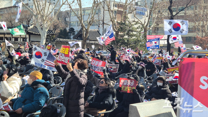 윤석열 대통령의 탄핵심판 8차 변론기일이 진행된 13일 서울 종로구 헌법재판소 인근에서 지지자들이 집회에 참여하고 있다. 주보배 기자