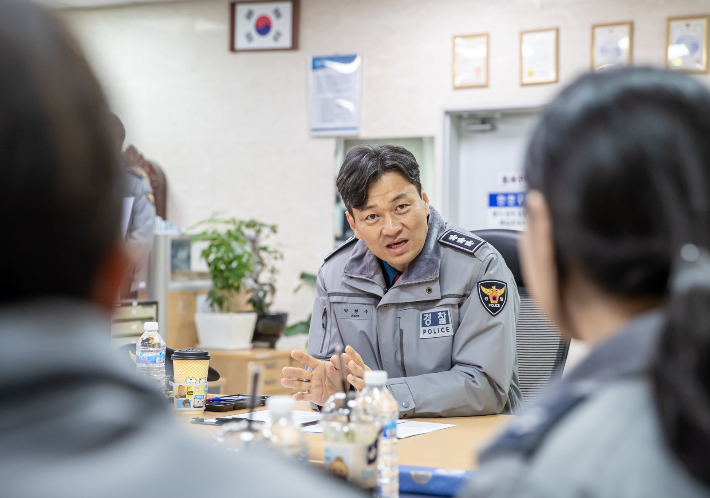 홍익지구대 찾은 박현수 서울경찰청장 직무대리       (서울=연합뉴스) 박현수 서울경찰청장 직무대리가 10일 오후 서울 마포구 홍익지구대에서 지구대원들을 격려하고 있다. 2025.2.10 [서울경찰청 제공. 재판매 및 DB 금지]     photo@yna.co.kr (끝)   <저작권자(c) 연합뉴스, 무단 전재-재배포, AI 학습 및 활용 금지> 연합뉴스