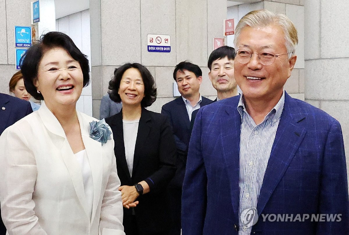 (광주=연합뉴스) 정다움 기자 = 문재인 전 대통령과 김정숙 여사가 19일 오후 광주예술의전당에서 열리는 임윤찬 피아노 리사이틀 공연을 관람을 위해 이동하고 있다. 2024.6.19 daum@yna.co.kr 연합뉴스