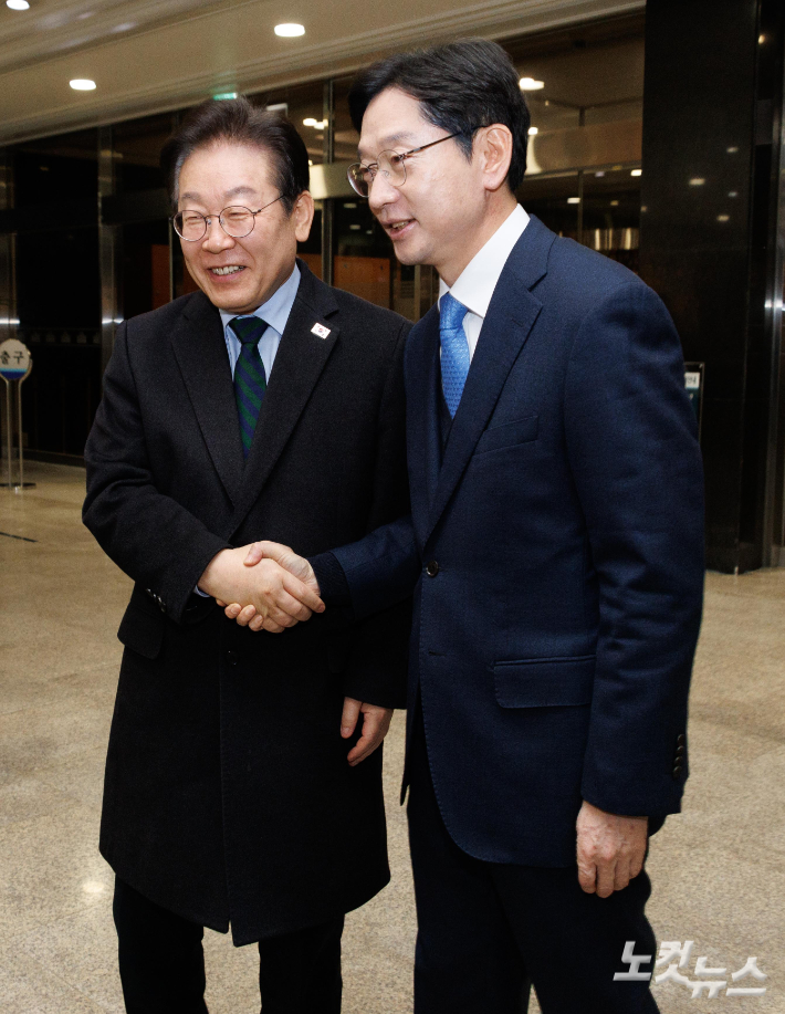 이재명 더불어민주당 대표, 김경수 전 경남도지사가 13일 오후 서울 여의도 국회에서 회동을 하기 전 악수하고 있다. 윤창원 기자