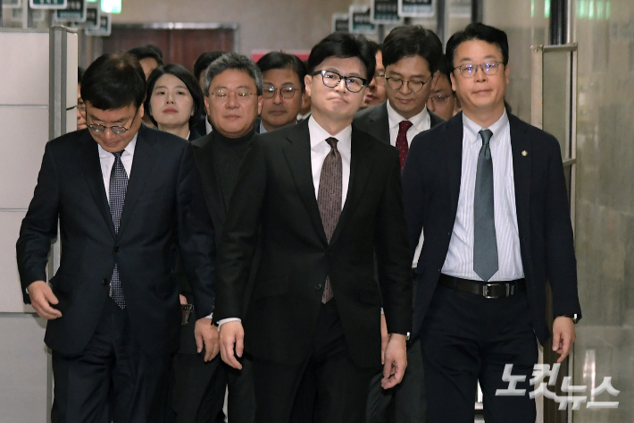 국민의힘 한동훈 대표가 16일 서울 여의도 국회에서 당대표직 사퇴 기자회견을 위해 이동하고 있다. 윤창원 기자