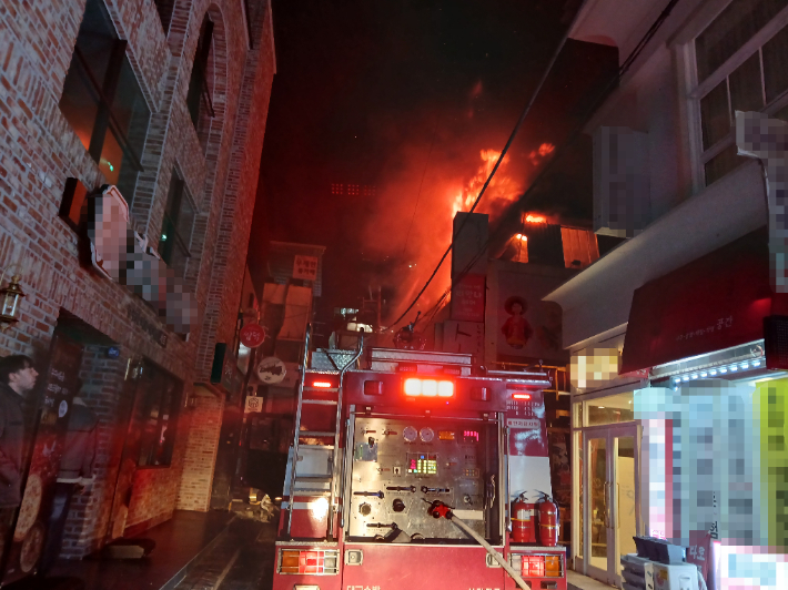 13일 오후 8시 3분쯤 대구 중구 삼덕동의 한 2층짜리 상가건물 2층 술집에서 원인을 알 수 없는 불이 났다. 대구소방안전본부 제공
