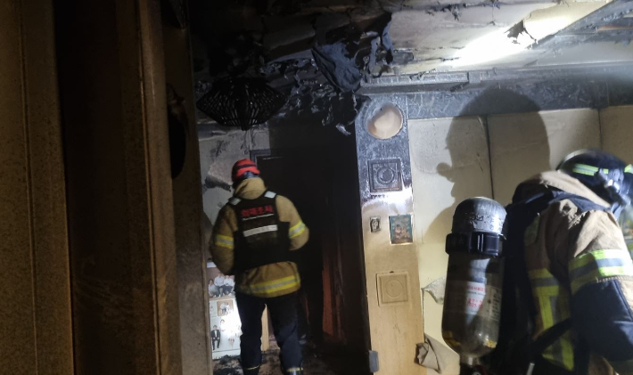 소방관들이 불이 난 빌라 내부를 확인하고 있다. 경북소방본부 제공