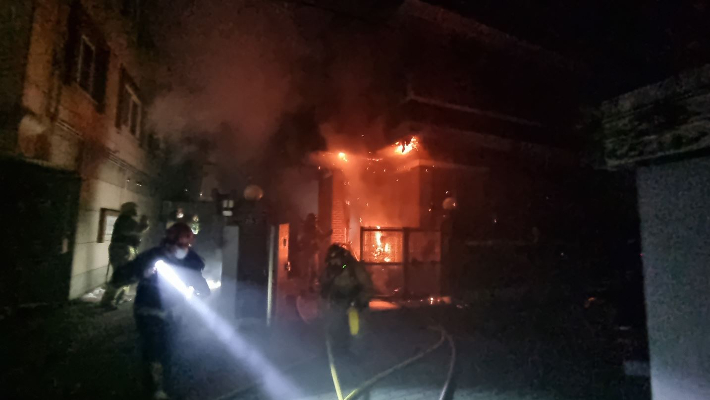 소방관들이 주택 화재를 진화하고 있다. 경북소방본부 제공