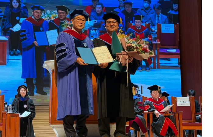 김포 두란노교회 이상문 목사가 성결대로부터 명예 신학박사 학위를 받았다. 