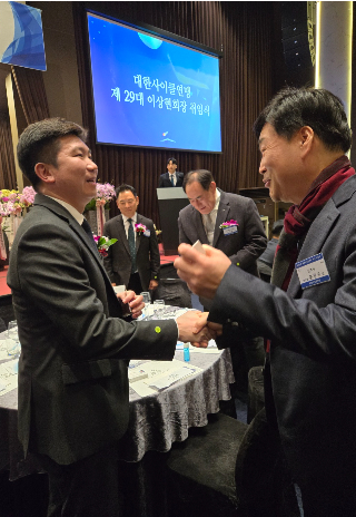 윤동욱 전주시 부시장이 유승민 대한체육회장 당선인(왼쪽)을 만나 2036년 하계올림픽 유치의 당위성을 설명했다. 전북대 제공