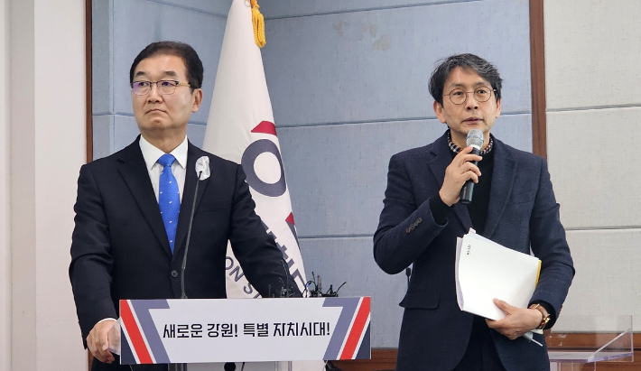 지난 13일 춘천 레고랜드 등 춘천 하중도 개발 사업 특수목적법인 강원중도개발공사 정상화 방안을 발표하고 있는 정광열 강원도 경제부지사(왼쪽). 연합뉴스 