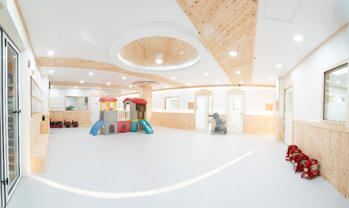 친환경 목재로 어린이집 실내 새단장. 경남도청 제공 