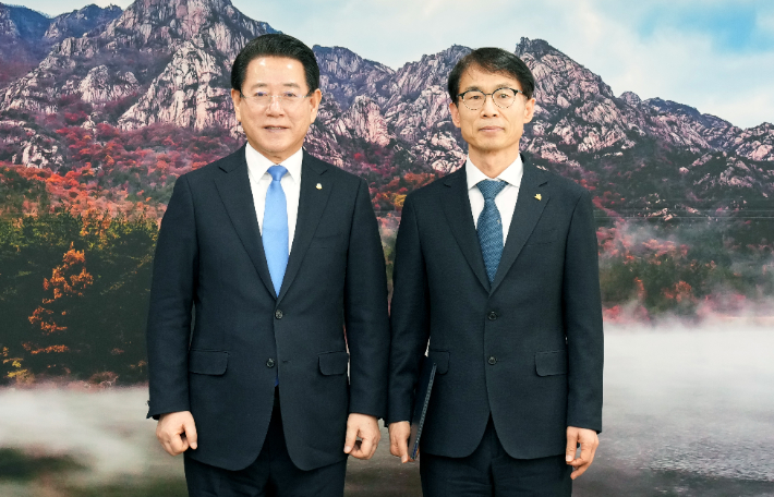 김영록 전라남도지사가 14일 도청 접견실에서 최광식 신임 감사관에게 임명장을 수여하고 기념촬영을 하고 있다. 전남도 제공