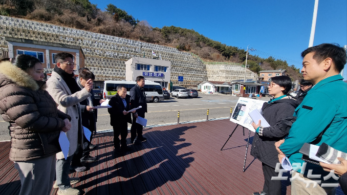 광양시의회 총무위원회가 시 관계자로부터 하자 보수 관련 설명을 듣고 있다. 박사라 기자 