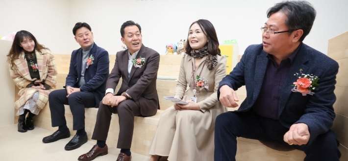 김선경 수원교육지원청 교육장(오른쪽에서 두번째)과 이재준 수원시장(왼쪽에서 세번째). 수원교육지원청 제공