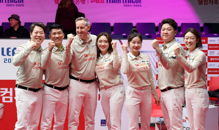 올 시즌 팀 리그 정규 시즌 우승을 확정한 SK렌터카 선수들. PBA