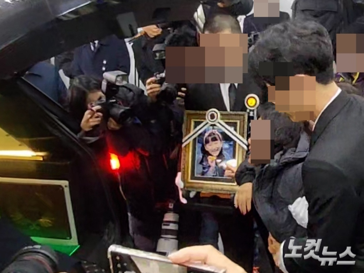 14일 열린 故김하늘 양 발인식에서 유족들이 오열하고 있다. 고형석 기자