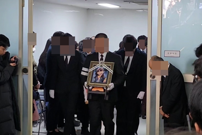 故김하늘 양 발인식에서 영정 사진을 앞세운 유가족들이 빈소를 나서고 있다. 고형석 기자
