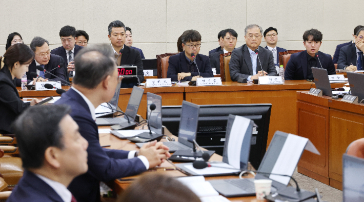 14일 국회 보건복지위원회에서 열린 의료인력 수급추계기구 법제화를 위한 공청회에서 김민수 대한의사협회 정책이사(오른쪽)이 의원 질의에 답변하고 있다. 연합뉴스