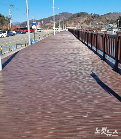 하자보수가 완료된 광양시 진월면 망덕포구 데크. 박사라 기자  