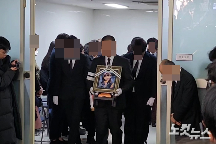 고 김하늘 양 발인식에서 영정 사진을 앞세운 유가족들이 빈소를 나서고 있다. 고형석 기자