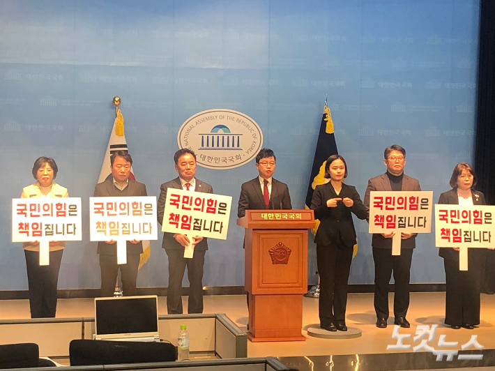 국민의힘 호준석 대변인과 국민의힘 서울 구로갑 당원협의회가 14일 국회 소통관에서 '구로구청장 보궐선거 무공천' 관련 기자회견을 열고 있다. 이은지 기자