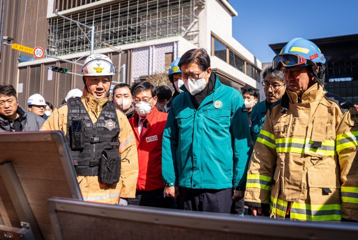 박형준 부산시장이 14일  기장군 리조트 신축공사장 화재현장에서 상황을 보고 받고 있다. 부산시 제공